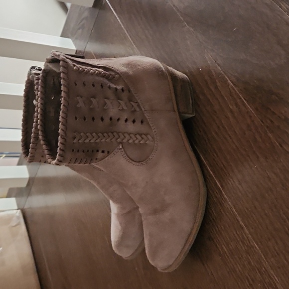 American Eagle Fall Boot - Picture 2 of 4